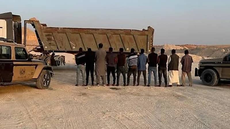 الإطاحة بمواطن و 13 مقيمًا مخالفًا لنظام البيئة لاستغلالهم الرواسب في الشرقية