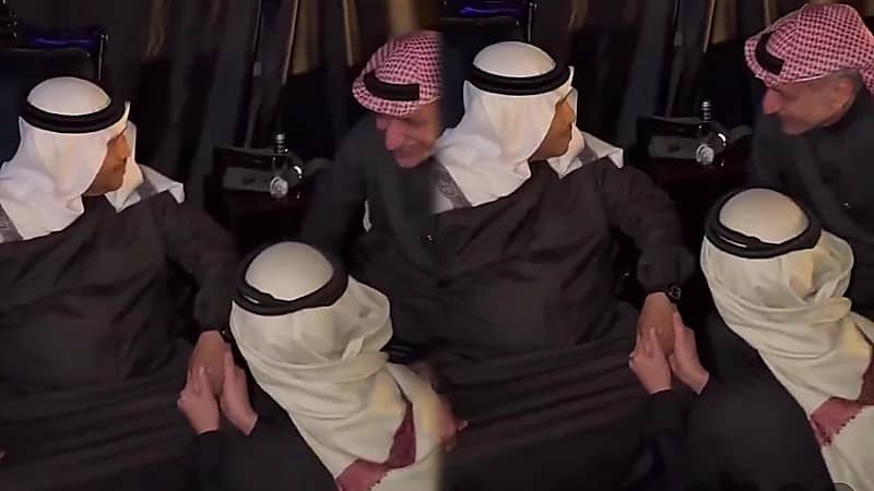 محمد عبده يمازح ابنه : القرد في عين أمه غزال .. فيديو