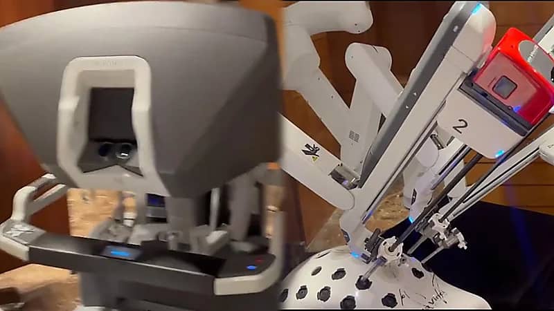 طبيب يوضح كيف تعمل الروبوتات في العمليات الجراحية؟.. فيديو