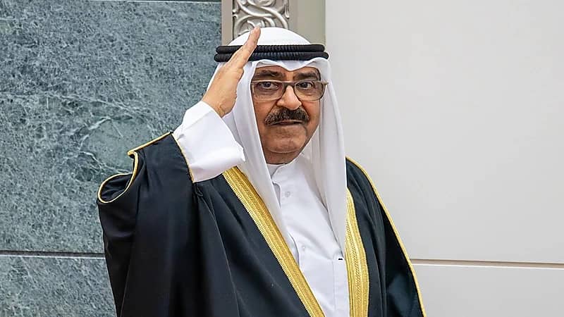 أمير الكويت يدعو القوات المسلحة إلى تحقيق أقصى درجات اليقظة