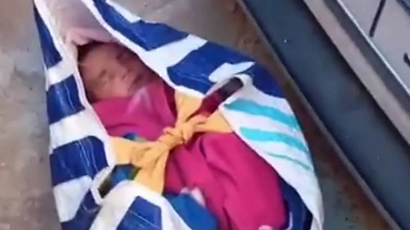 أم تترك طفلها غير الشرعي أمام مسجد خوفًا من الفضيحة.. فيديو