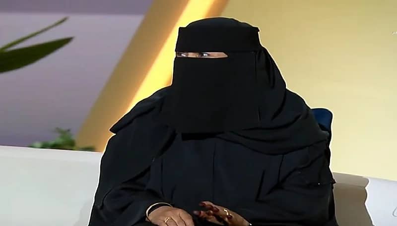 ناقشة حناء تكشف تنوع النقوش من الماضي للحاضر.. فيديو