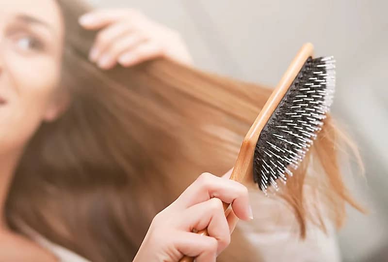 تجنب الفطريات: كم مرة يجب عليك تنظيف فرشاة شعرك؟