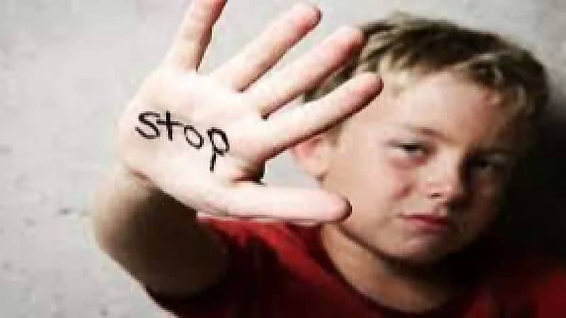 خبير يكشف كيفية توعية الطفل وحمايته من التحرش.. فيديو