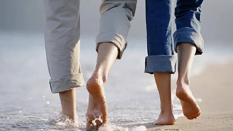 الخضيري: المشي حافي القدمين يرفع مستويات هرمونات السعادة.. فيديو