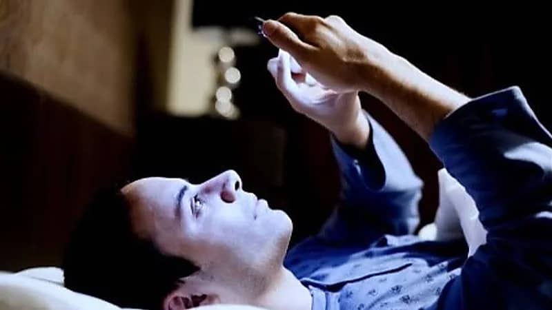 60 دقيقة على الهاتف قبل ⁧‫النوم‬⁩ تزيد الأرق بنسبة 59%
