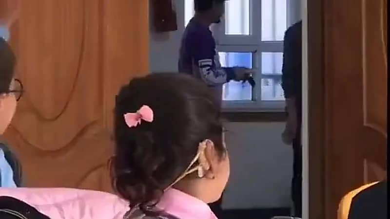 ردة فعل فتاة صماء عند رؤيتها لمعلمها السابق.. فيديو