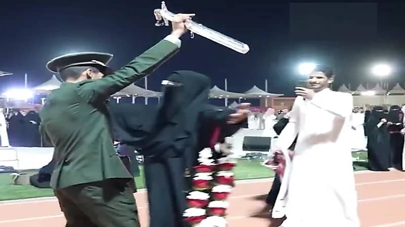 البراء العتيبي يفي بوعده لوالدته يوم تخرّجه من كلية الدفاع الجوي .. قيديو