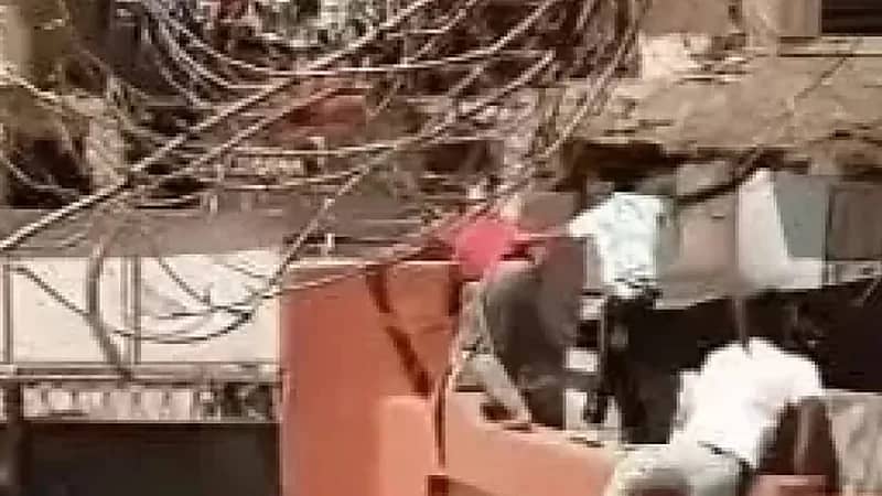 ولي أمر يعتدي على مدرس ويهرب بالقفز من سور مدرسة بمصر.. فيديو