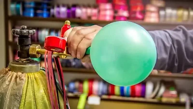 بالون يودي بحياة طفل في يوم ميلاده الثامن