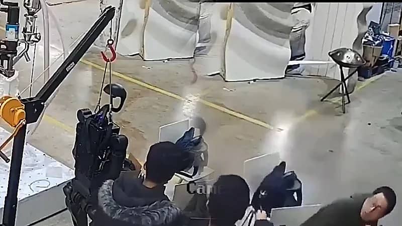 مشهد يحبس الأنفاس لروبوت ثائر كاد يقتل مبرمجيه ..فيديو