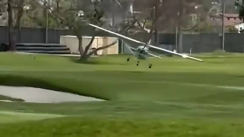 طائرة تهبط اضطرارياً في ملعب جولف بعد تعطل محركها ..فيديو