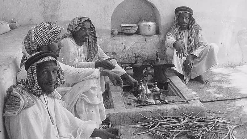 صورة نادرة توثق تحضير القهوة السعودية في الهفوف قبل 100 عام