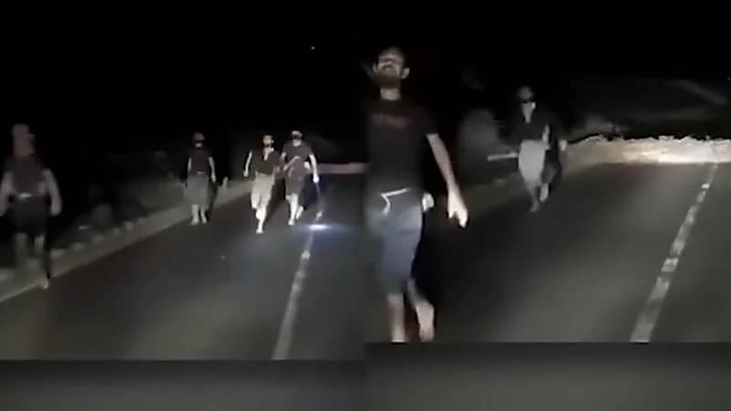 ذكاء وشجاعة سائق مركبة تنقذه من سطو مسلح على طريق نائي .. فيديو