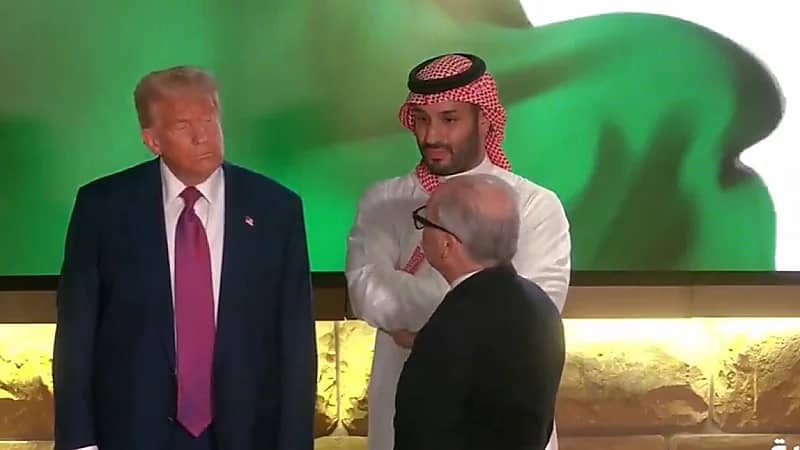 ترامب و الوفد المرافق له يشاهدون المخططات التطويرية للدرعية ..فيديو