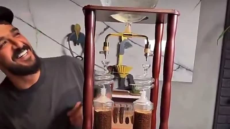 محادثة طريفة بين البليهي والمعيوف عن القهوة .. فيديو