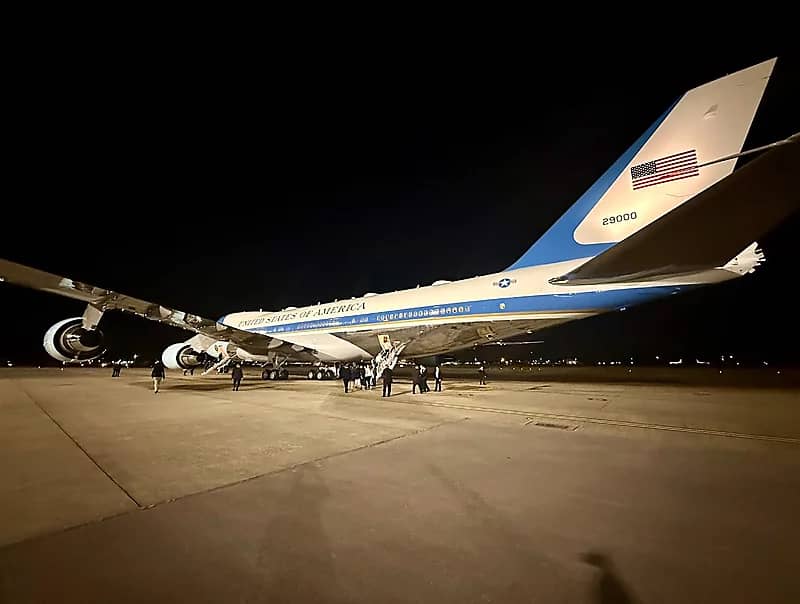 طائرة ترامب تتوقف في بريطانيا للتزود بالوقود قبل وصوله إلى الرياض