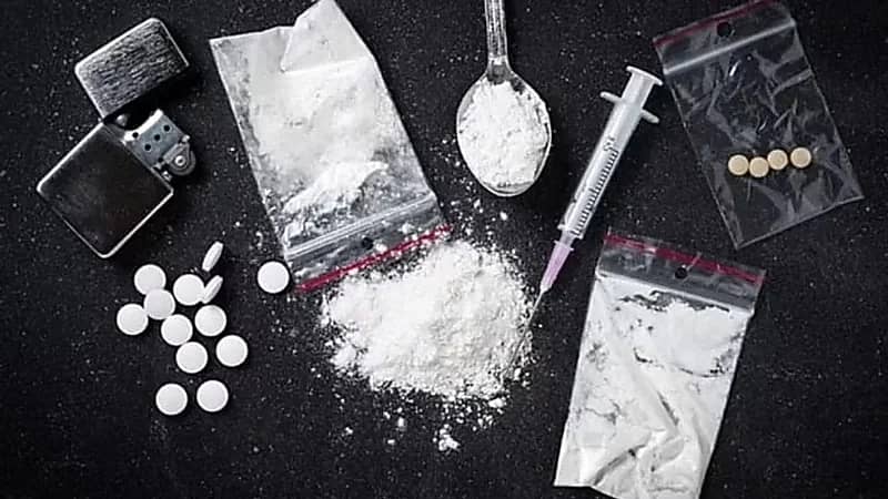 صور طبية لحالة نادرة لرجل سقط رأسه على صدره بسبب تعاطي المخدرات