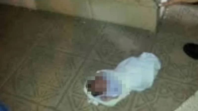 فتاة تضع مولودها غير الشرعي داخل حمام محطة قطار وتتركه وتهرب