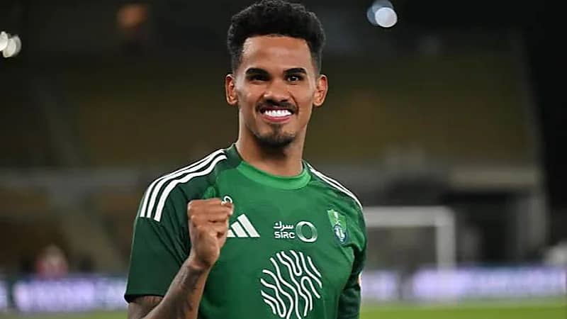 الإصابة تبعد محترف الأهلي عن الملاعب