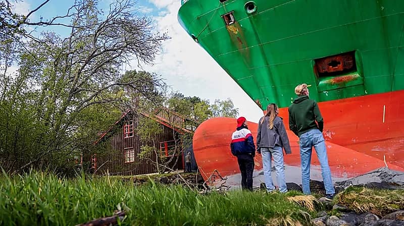 نرويجي ينجو بأعجوبة من موت محقق بعد جنوح سفينة شحن .. صور