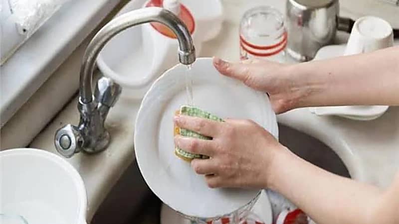 أخطاء شائعة عند غسل الأواني قد تسبب أضرارًا صحية كبيرة .. فيديو