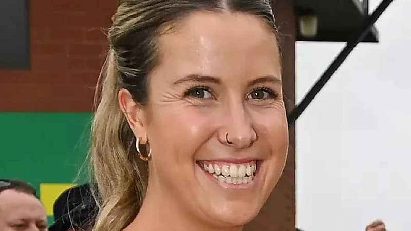 فتاة تحرق شابًا حيًا بسبب خلاف بينهما