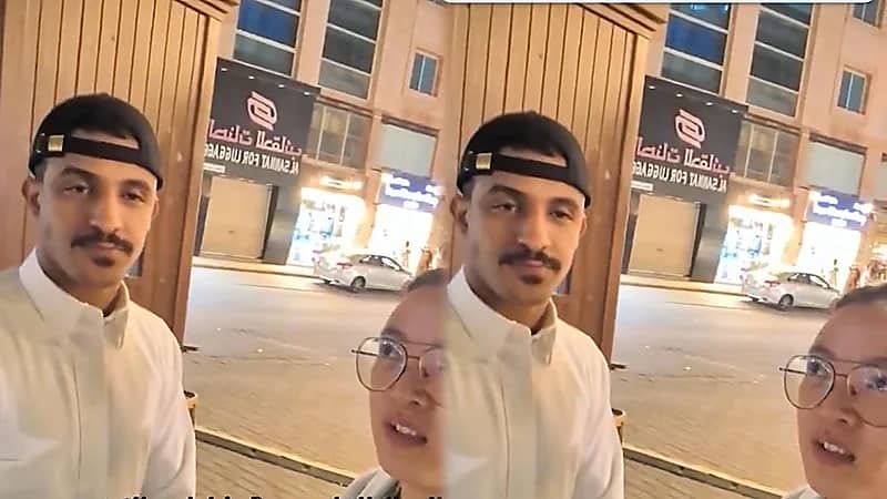 شاب سعودي يتحدث مع سائحة صينية بطلاقة..فيديو