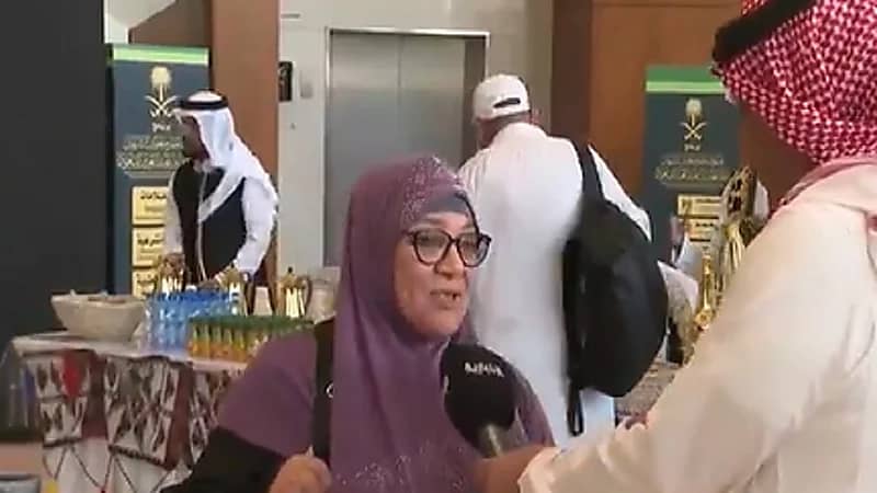 فرحة سيدة جزائرية بتحقيق أمنيتها بالحج .. فيديو