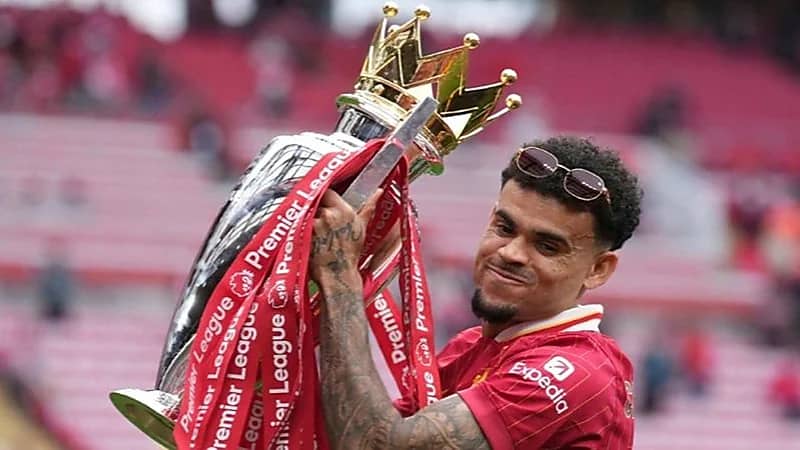 زوجة دياز تودّع جماهير ليفربول وسط أنباء اقترابه من النصر