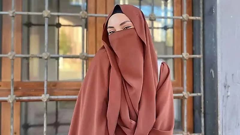 رسالة انتحار طالبة تكشف تورط أستاذ وتوقفه عن العمل