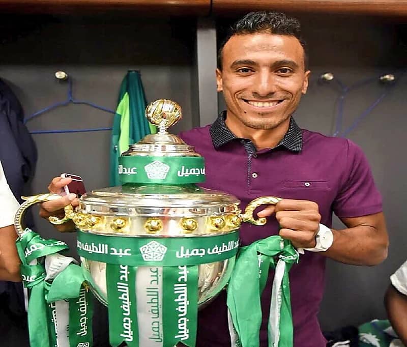 لاعب الأهلي السابق يعلن اعتزاله كرة القدم رسميًا