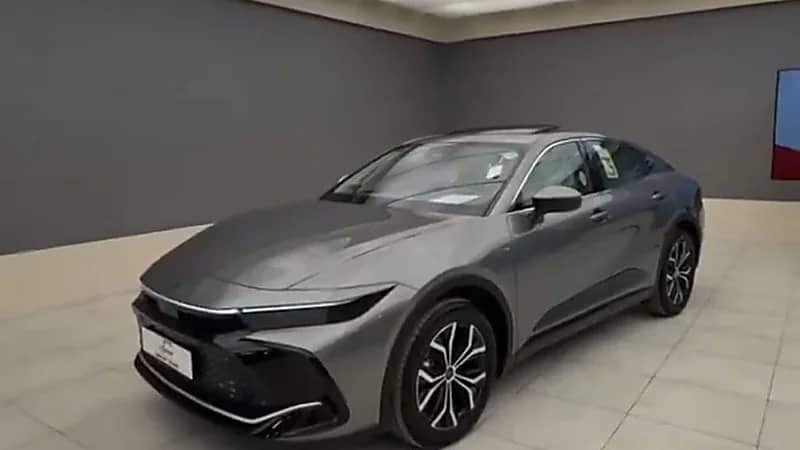 أبرز مواصفات وسعر تويوتا كراون بريميوم 2025 .. فيديو