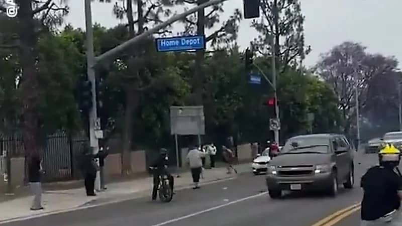 مجهولون يلقون الحجارة على مركبات إنفاذ القانون بلوس أنجلوس .. فيديو