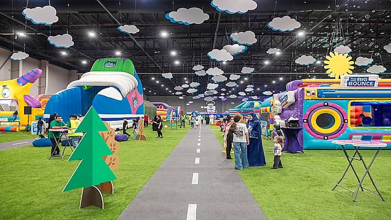 الخبر تحتفل بعيد الأضحى بأكبر مدينة ألعاب هوائية في العالم.. صور