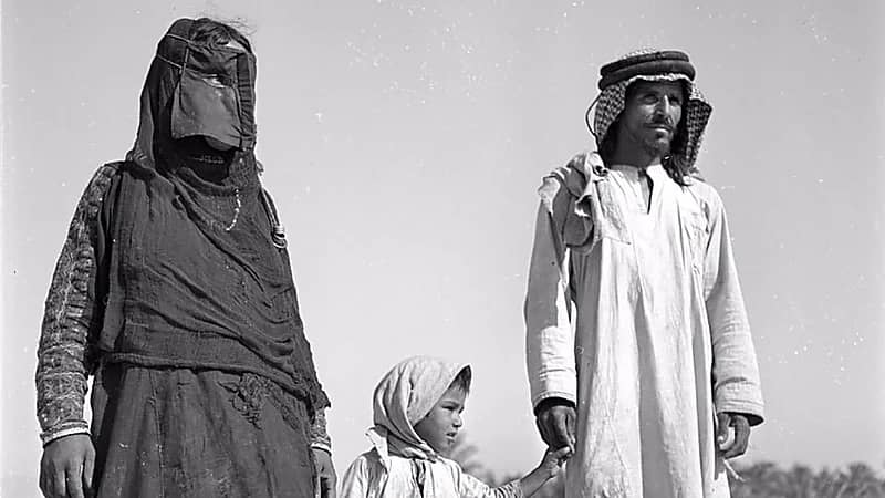 صورة لعائلة قروية بالقرب من القطيف عام 1947