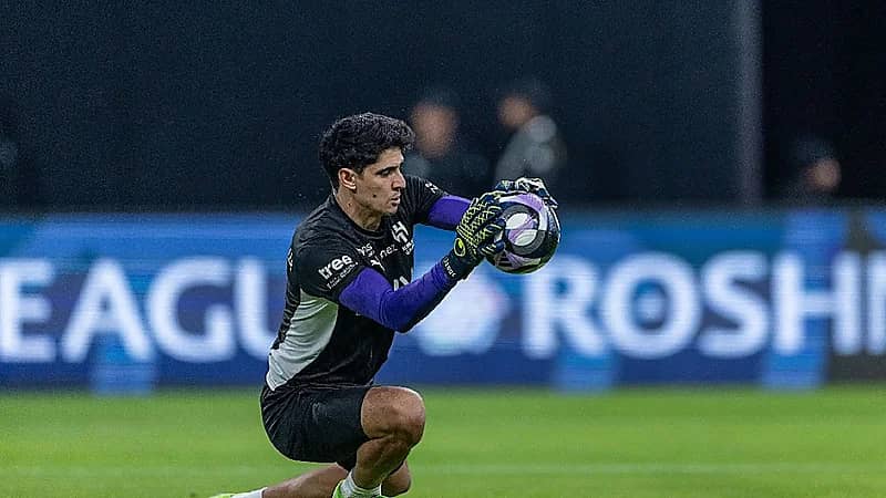 بونو يقترب من العودة إلى أوروبا