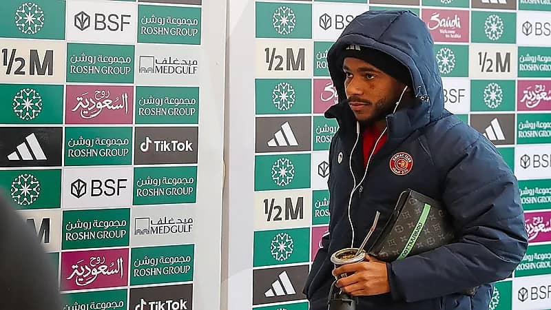 إدارة النادي الأهلي تدرس خيار تجديد عقد فيصل الصبياني