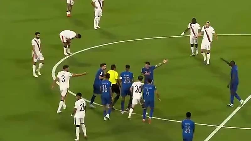 نيفيز ينفجر غضبًا على الحكم بعد احتساب هدف السيتي الأول  .. فيديو