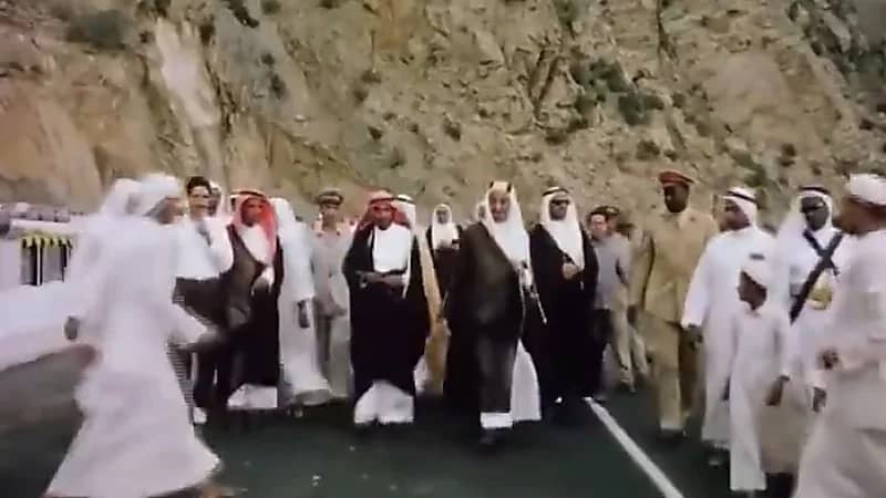 الملك فيصل يتفقد طريق الهدا بنفسه قبل افتتاحه رسميًا عام 1965 ..فيديو