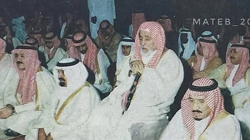 صورة نادرة تظهر خادم الحرمين الشريفين خلال صلاة عيد الأضحى قبل 27 عامًا