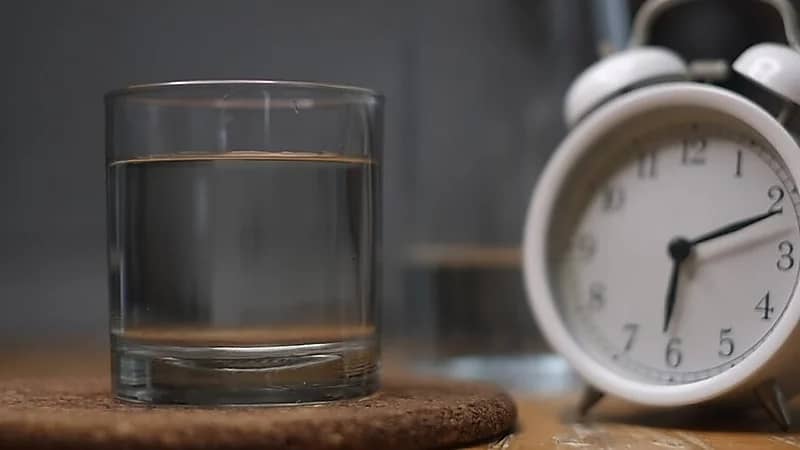 مختصة تؤكد: الصيام المائي يذيب دهون الكبد ويفيد مرضى الكوليسترول الوراثي.. فيديو