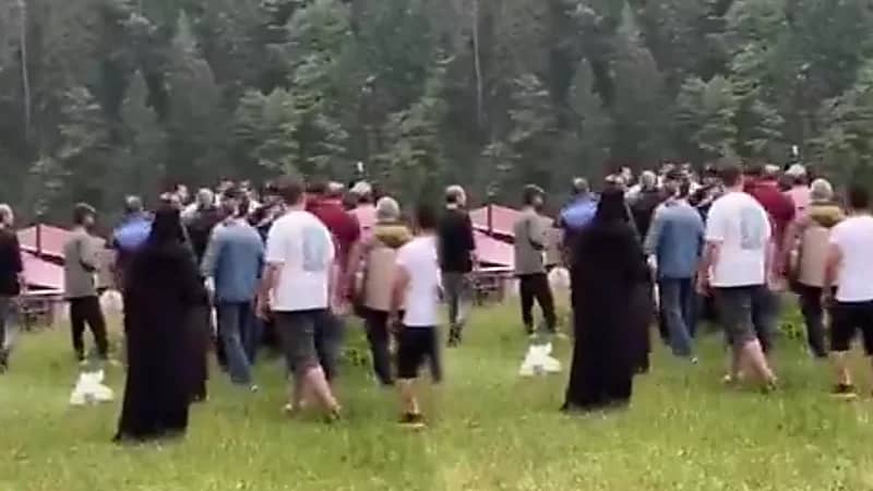 أتراك يعتدون على عائلة سعودية في منطقة إيدر..فيديو