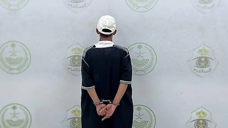ضبط شخص ظهر في مقطع مرئي أثناء محاولته سرقة مركبات متوقفة بالرياض .. فيديو