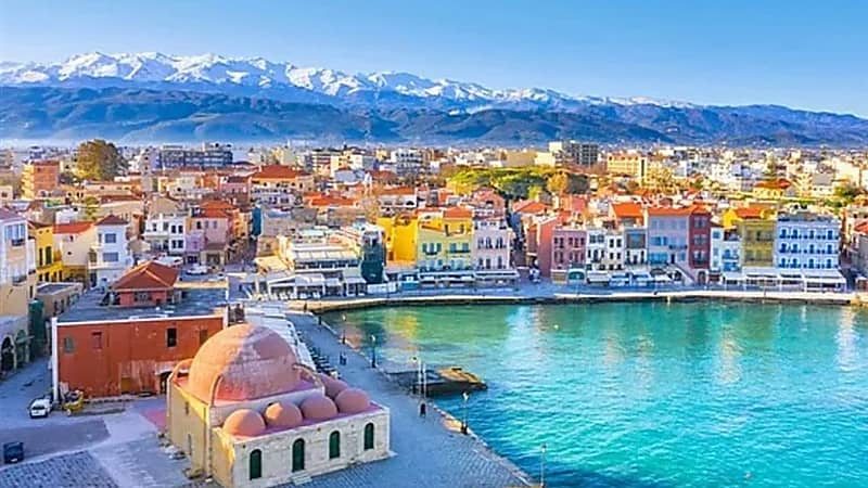 قط سمين يشعل السياحة في جزيرة يونانية نائية!