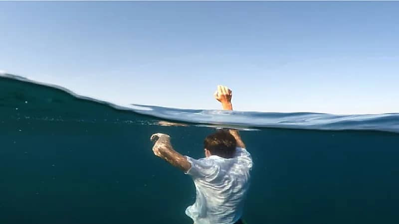 صيادون ينقذون أوكرانيًا من الموت غرقًا قبالة تركيا .. فيديو