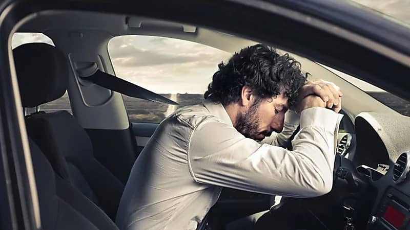 تركستاني يحذر: النوم في السيارة قاتل بسبب غازات أول أكسيد الكربون .. فيديو