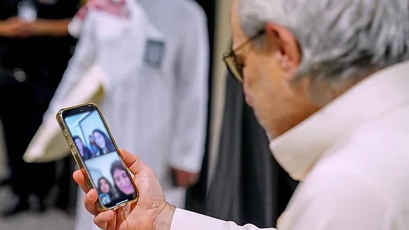 الأميرة ريم تشارك لحظة عائلية مع والدها : أبوي الوليد حاضر لحفيداته..صورة