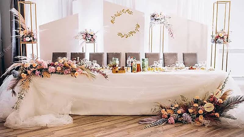 التحقيق مع موظفة لعدم دعوتها زميلتها إلى حفل زفافها