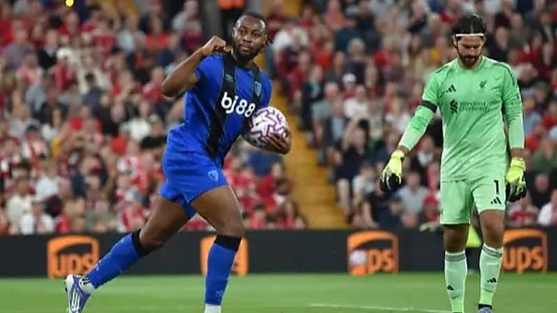 الشرطة تحقق في واقعة تعرض لاعب بورنموث للعنصرية